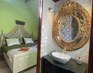 Luxury bathroom in VZ962 Holiday home in Kamperland, with gold mirror and sink in North Beveland, Zeeland.