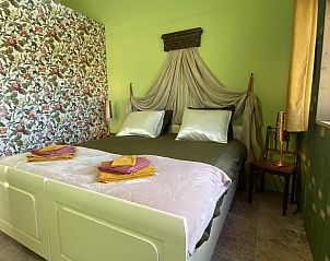 Bedroom of VZ962 Holiday home in Kamperland, with floral wallpaper in North Beveland, Zeeland.