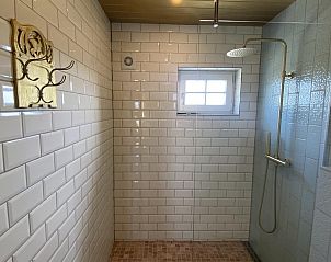 Spacious shower in VZ962 Holiday home in Kamperland, with white wall tiles in North Beveland, Zeeland.