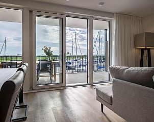 Stijlvolle woonkamer in VZ2301 Luxe appartement in Kamperland, Noord-Beveland met uitzicht op boten.