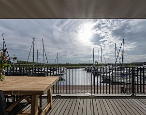 Zonnig terras van VZ2301 Luxe appartement in Kamperland, Noord-Beveland met uitzicht op de haven.