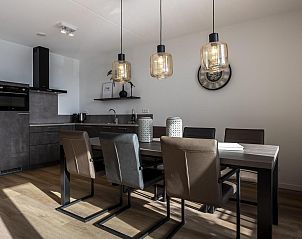 Moderne keuken en eetruimte in VZ2301 Luxe appartement in Kamperland, Noord-Beveland, Zeeland.