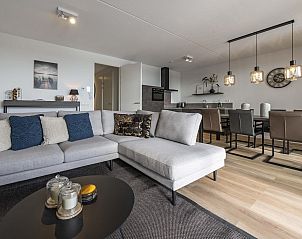 Gezellige zithoek in VZ2301 Luxe appartement in Kamperland, Noord-Beveland met open keuken.