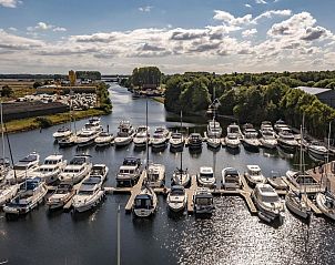 Panoramisch uitzicht op de jachthaven bij VZ2301 Luxe appartement in Kamperland, Noord-Beveland.