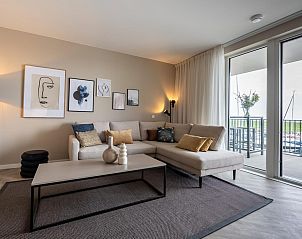 Stijlvolle woonkamer in VZ2301 Luxe appartement in Kamperland, Noord-Beveland met moderne inrichting.