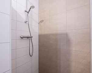 Moderne douche in VZ2301 Luxe appartement in Kamperland, Noord-Beveland, Zeeland.