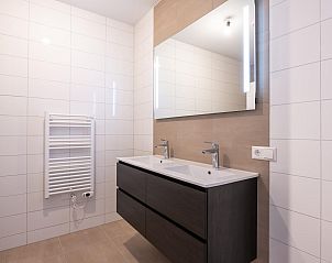 Stijlvolle badkamer met dubbele wastafel in VZ2301 Luxe appartement in Kamperland, Noord-Beveland.