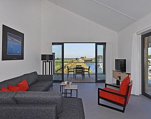 Helles Wohnzimmer von VZ2342 Wohnung in Kamperland, mit Blick auf den Jachthafen in Noord-Beveland, Zeeland.