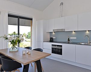 Stilvolle Kche in VZ2342 Wohnung in Kamperland, ausgestattet mit modernen Gerten in Noord-Beveland, Zeeland.