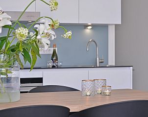 Gemtliches Esszimmer in der Ferienwohnung VZ2342 in Kamperland, mit Blumen und Kerzen in Nord-Beveland, Zeeland.