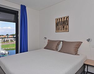 Schlafzimmer mit Blick auf den Yachthafen in VZ2342 Wohnung in Kamperland, Noord-Beveland, Zeeland.