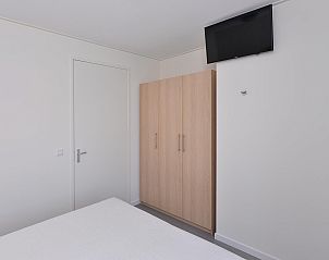 Minimalistisches Schlafzimmer in VZ2342 Wohnung in Kamperland mit Kleiderschrank und TV in Noord-Beveland, Zeeland.