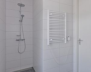 Modernes Badezimmer mit begehbarer Dusche in VZ2342 Wohnung in Kamperland, Noord-Beveland, Zeeland.