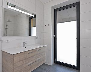 Stilvolles Waschbecken und Spiegel im Badezimmer der Wohnung VZ2342 in Kamperland, Nord-Beveland, Zeeland.