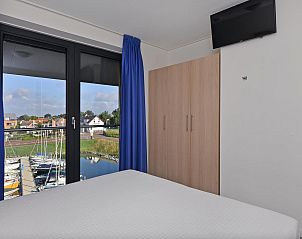 Schlafzimmer in VZ2342 Wohnung in Kamperland mit groen Fenstern und Aussicht in Noord-Beveland, Zeeland.