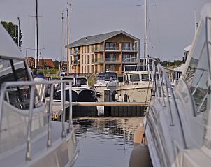 Jachthafen und VZ2342 Wohnung in Kamperland, Noord-Beveland, Zeeland, zwischen den Booten.