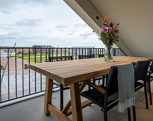 Gerumige Terrasse von VZ2303 Luxus-Penthouse in Kamperland mit Blick auf Kamperland, Nord-Beveland, Zeeland.