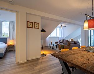 Ansicht des Wohn- und Esszimmers von VZ2303 Luxury Penthouse in Kamperland, Nord-Beveland, mit offener Raumaufteilung.