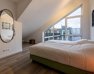Helles Schlafzimmer in VZ2303 Luxus-Penthouse in Kamperland mit groem Fenster, Noord-Beveland, Zeeland.