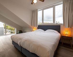 Schlafzimmer mit Aussicht in VZ2303 Luxus-Penthouse in Kamperland, Nord-Beveland, Zeeland.