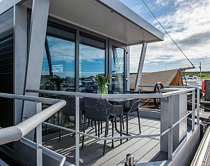 Terrasse von VZ2340 Water lodge in Kamperland mit Blick auf den Jachthafen in Noord-Beveland, Zeeland.