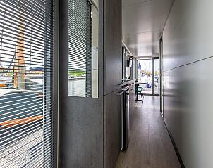 Gemtliches Wohnzimmer in VZ2340 Waterlodge in Kamperland mit Blick auf den Hafen in Noord-Beveland, Zeeland.