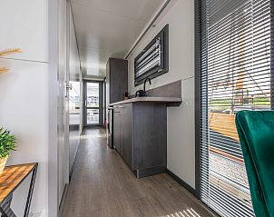 Korridor der VZ2340 Waterlodge in Kamperland mit Zugang zu mehreren Zimmern in Noord-Beveland, Zeeland.