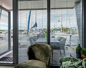 Essbereich in VZ2340 Water lodge in Kamperland mit Blick auf den Jachthafen in Noord-Beveland, Zeeland.