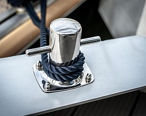 Fixpunkt auf dem VZ2340 Water lodge in Kamperland, gelegen im Jachthafen von Noord-Beveland, Zeeland.