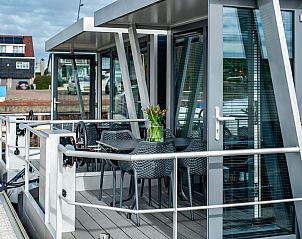 Komfortables Schlafzimmer in VZ2340 Waterlodge in Kamperland, ideal fr Entspannung in Noord-Beveland, Zeeland.