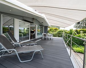 Comfortabele ligstoelen op het terras van VZ2341 Villa in Kamperland, Zeeland.