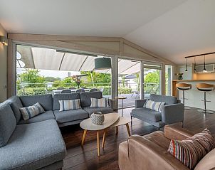 Lichte woonkamer van VZ2341 Villa in Kamperland met moderne inrichting, Zeeland.