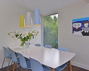 Eetkamer met designstoelen in VZ2341 Villa in Kamperland, Zeeland.