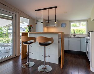 Moderne keuken met bar in VZ2341 Villa in Kamperland, Noord-Beveland.