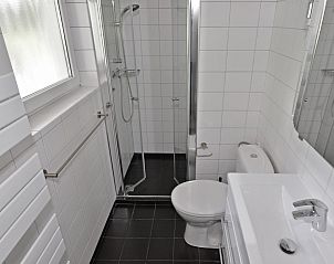 Tweede badkamer in VZ2341 Villa in Kamperland met strakke tegels, Zeeland.