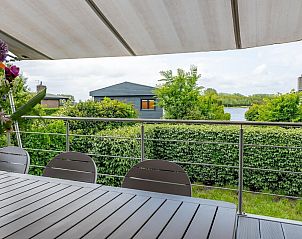 Uitzicht op tuin vanaf terras VZ2341 Villa in Kamperland, Noord-Beveland.