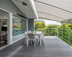 Overdekt terras van VZ2341 Villa in Kamperland met uitzicht op de natuur, Zeeland.