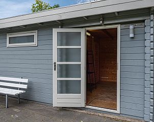 Bijgebouw met open deur bij VZ2341 Villa in Kamperland, Noord-Beveland.