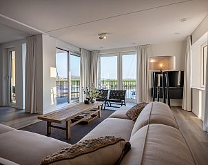 Stijlvolle woonkamer van VZ2407 Vakantieappartement in Kamperland, Noord-Beveland, met uitzicht op het water.