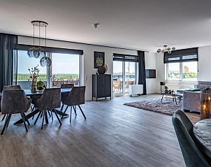 Moderne open woonkamer in VZ2407 Vakantieappartement, gelegen in Kamperland, Noord-Beveland.