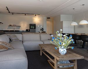 Open keuken en eetruimte in VZ2407 Vakantieappartement, Kamperland, Noord-Beveland.