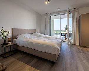 Slaapkamer met twee bedden in VZ2407 Vakantieappartement, Kamperland, Noord-Beveland, met balkon.