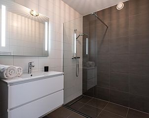 Stijlvolle badkamer met glazen douchewand in VZ2407 Vakantieappartement, Kamperland, Noord-Beveland.