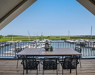 Balkon met uitzicht op de haven bij VZ2407 Vakantieappartement in Kamperland, Noord-Beveland.