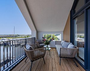 Loungehoek op balkon van VZ2407 Vakantieappartement, Kamperland, Noord-Beveland, met uitzicht op het water.
