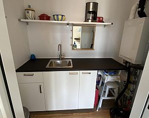 VZ948 Ferienvilla Kamperland, stilvolle Treppe zum Obergeschoss in Kamperland, Noord-Beveland, Zeeland.