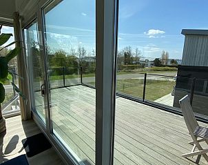 VZ948 Ferienhaus Kamperland, moderner Korridor mit stimmungsvoller Beleuchtung in Kamperland, Noord-Beveland, Zeeland.