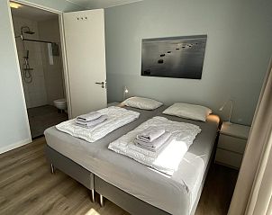 VZ948 Ferienhaus Kamperland, Badezimmer mit groer Dusche und Waschbecken in Kamperland, Noord-Beveland, Zeeland.