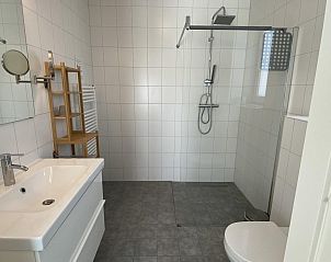 VZ948 Ferienvilla Kamperland, zweites Schlafzimmer mit Gartenblick in Kamperland, Noord-Beveland, Zeeland.