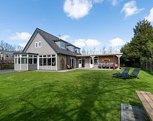 Terras en ligstoelen bij VZ1164 Grote vrijstaande villa in Kamperland, Noord-Beveland, Zeeland.